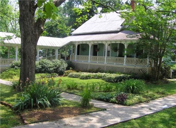 Brady Inn - Hotels & Lodging in Athens, GA