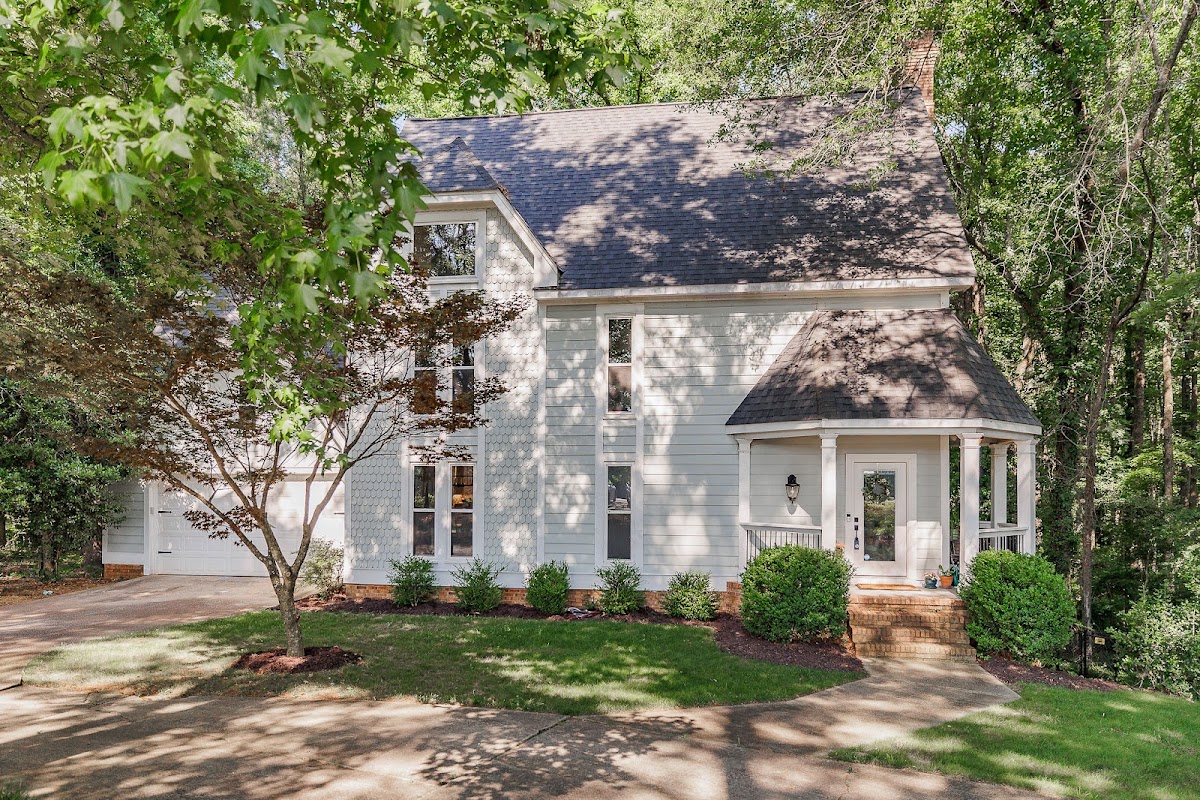 Cara Thompson, Real Estate with 5Market Realty photo 2